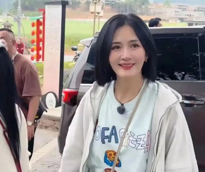 当红女星深夜买小吃一个动作让全网点赞冰球