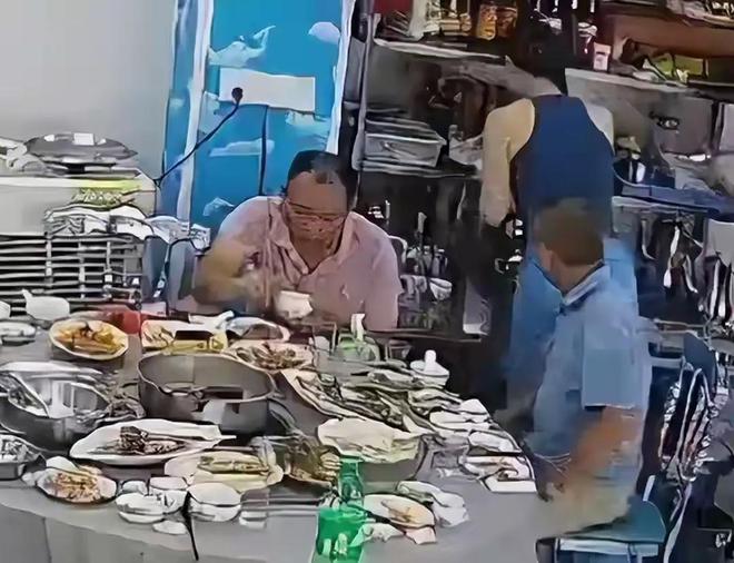 摸其臀部死不承认被抓大闹警局追悔莫及冰球突破游戏网站女子三亚遭老头猥亵：(图5)