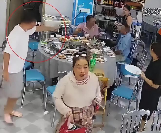 摸其臀部死不承认被抓大闹警局追悔莫及冰球突破游戏网站女子三亚遭老头猥亵：(图14)